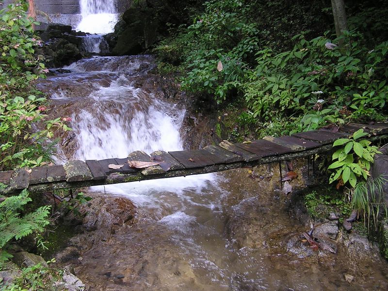 大垈山（おおぬたやま）へはこの橋を渡る
