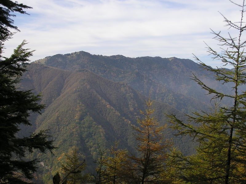雁ヶ腹摺山より牛奥ノ雁ヶ腹摺山（左）と小金沢山（右）とを望む