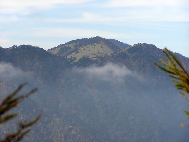 雁ヶ腹摺山より熊沢山（中央）と天狗棚山（右）を望む