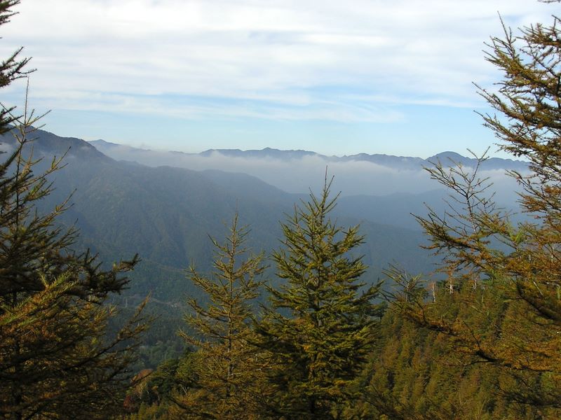 雁ヶ腹摺山から望む奥秩父の山々（遠方）と牛ノ寝通り