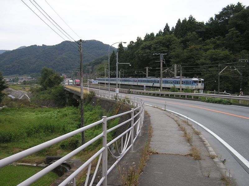 雁ヶ腹摺山 -- 下真木バス停から真木橋を望む