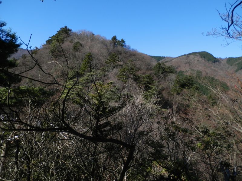 行く手の865m峰