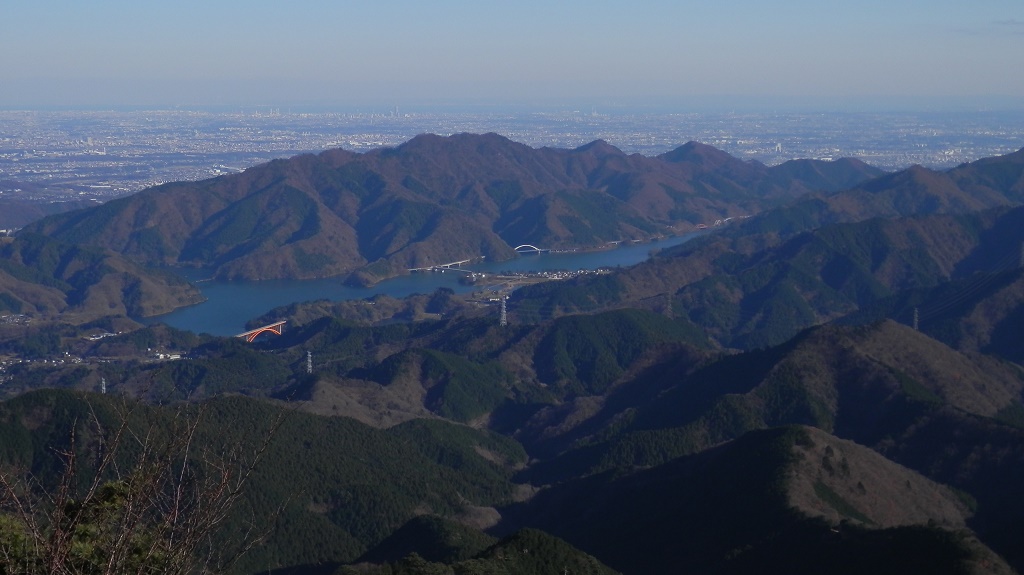 焼山展望台より、宮ヶ瀬湖を望む