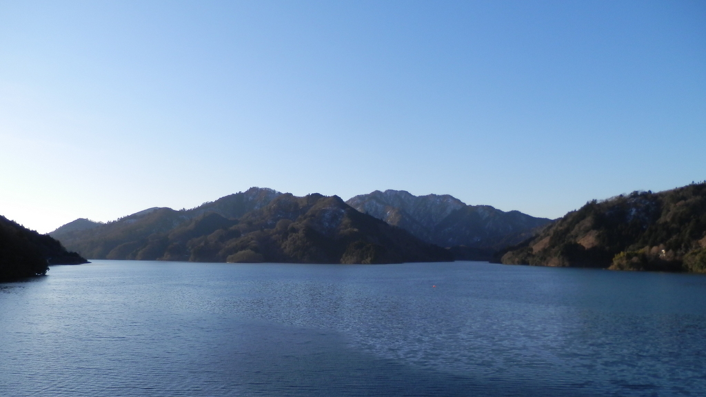 宮ヶ瀬尾根と鍋嵐北尾根を望む