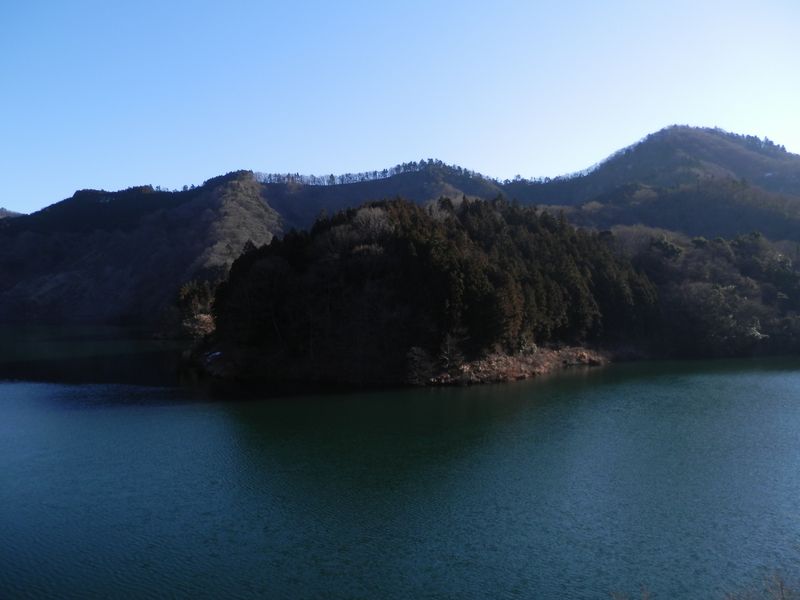 大門橋より、宮ヶ瀬尾根を望む