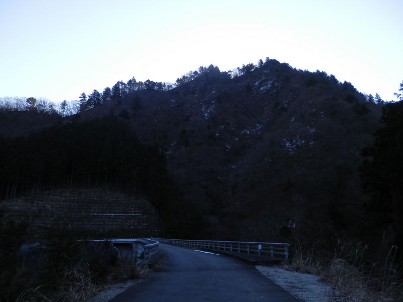 15号橋手前より、ギザギザの尾根を見上げる