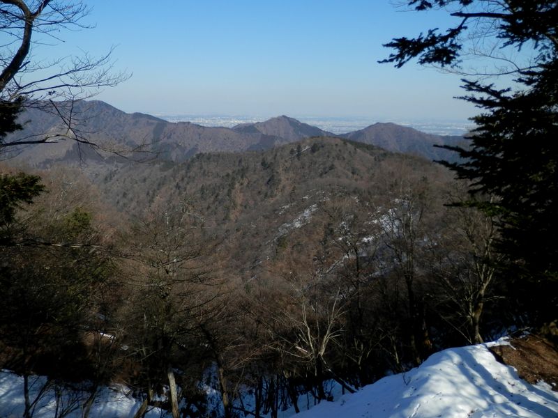 辺室山の向こうに経ヶ岳と華厳山