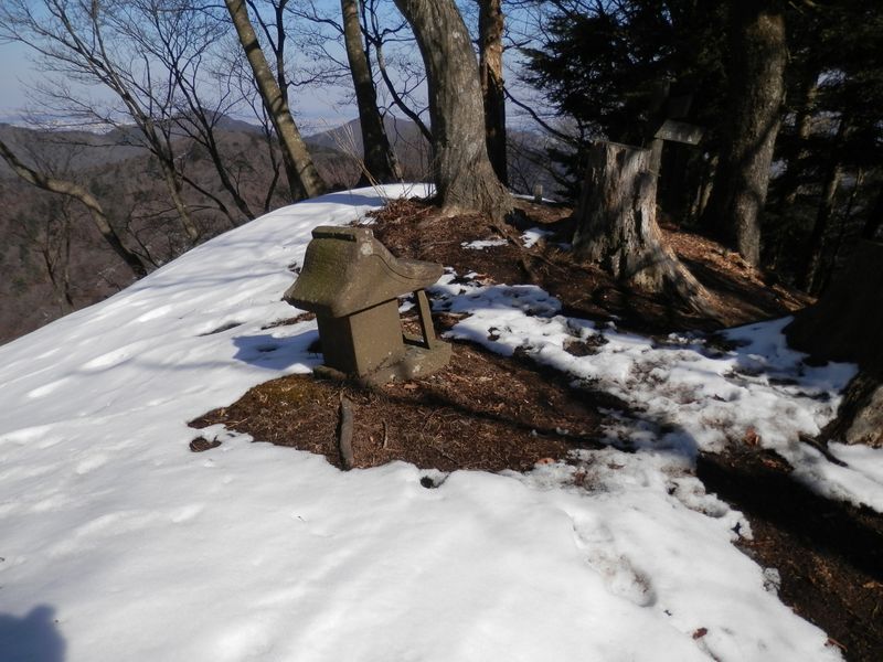 石祠のある三叉路