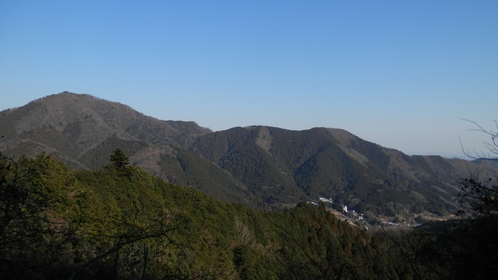 華厳山南尾根を望む
