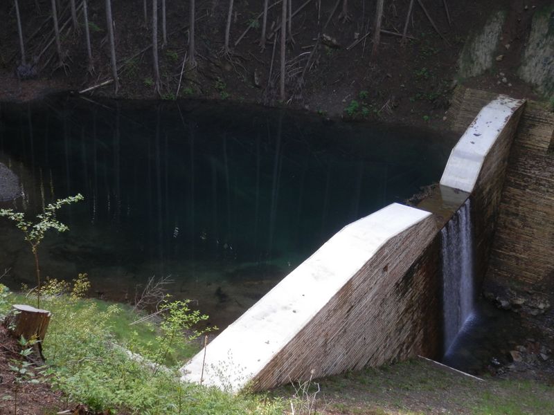 堰堤の青い水