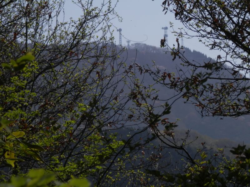 右手に雨降山を望む