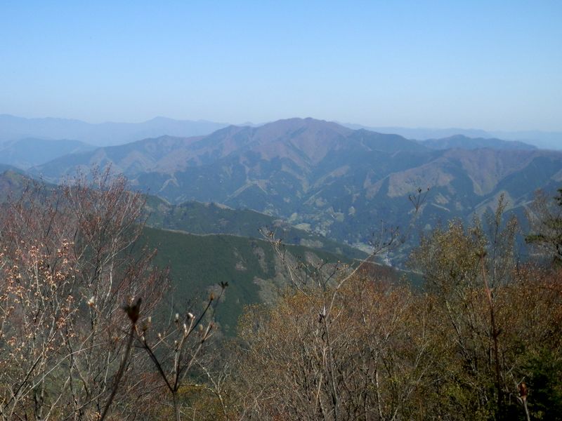 権現山より、三頭山を望む