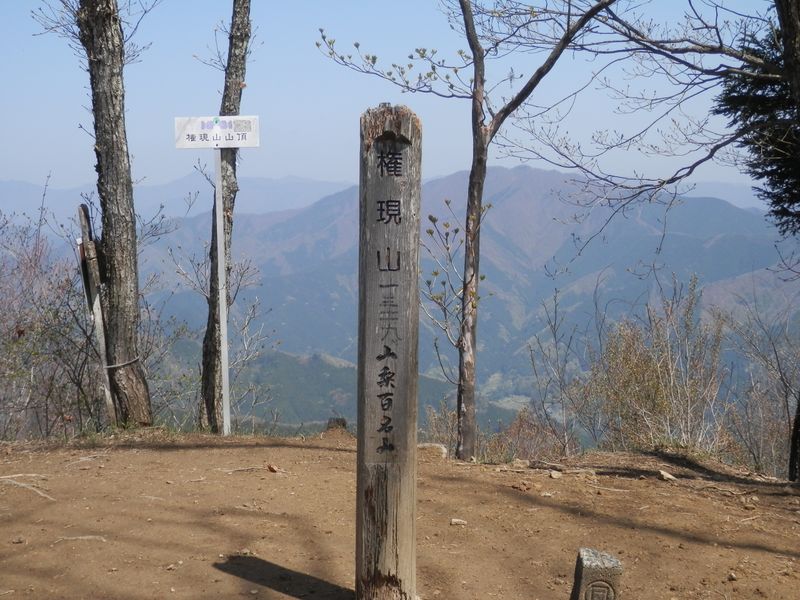 山梨百名山標柱は、耐用期限切れか