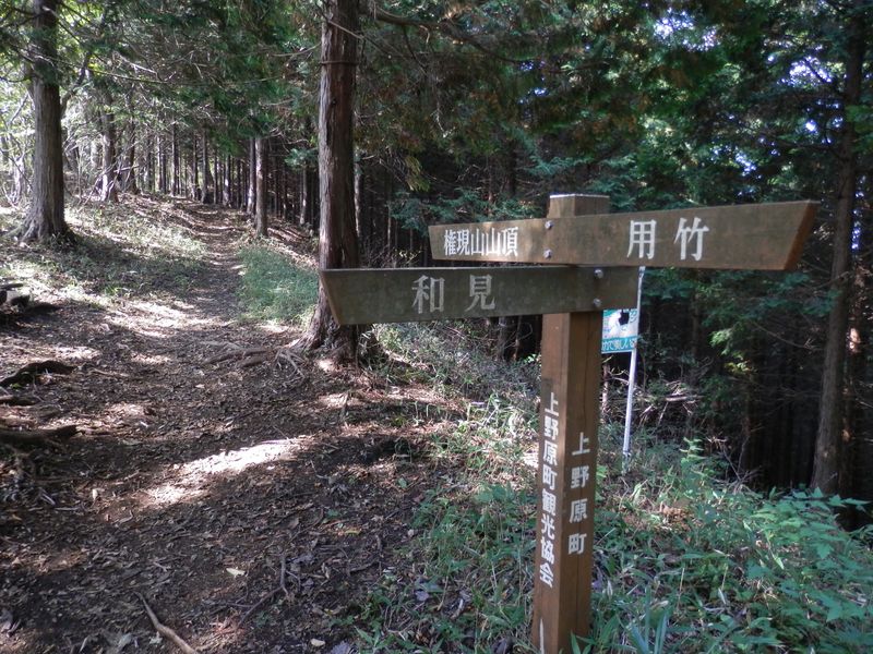 これよりなだらかな稜線を歩く