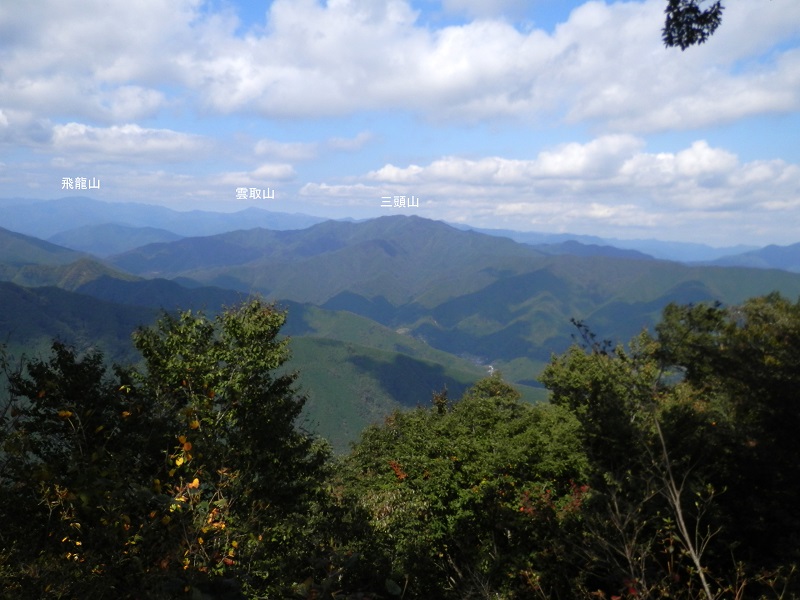 山頂より、三頭山、雲取山などを望む