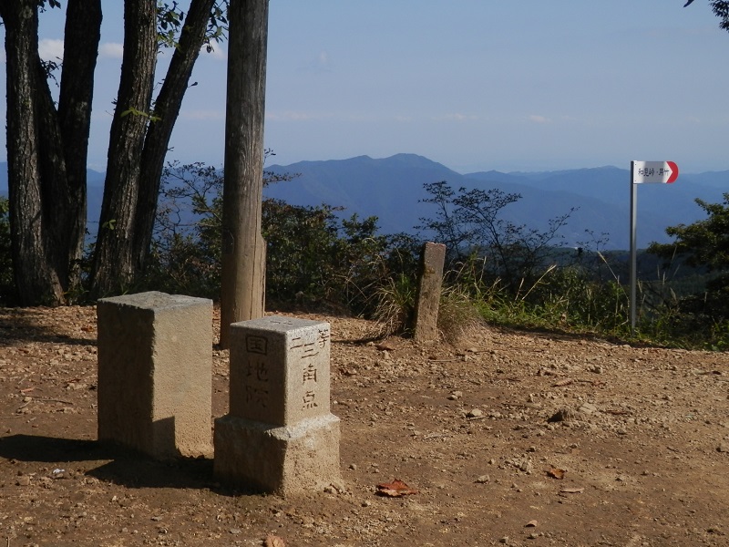 権現山 -- 山頂の二等三角点