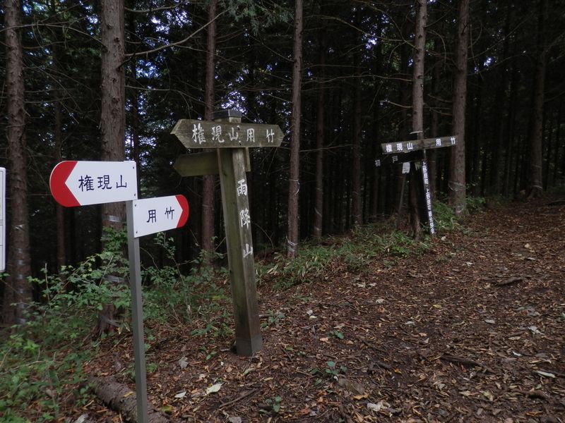 雨降山は展望なし