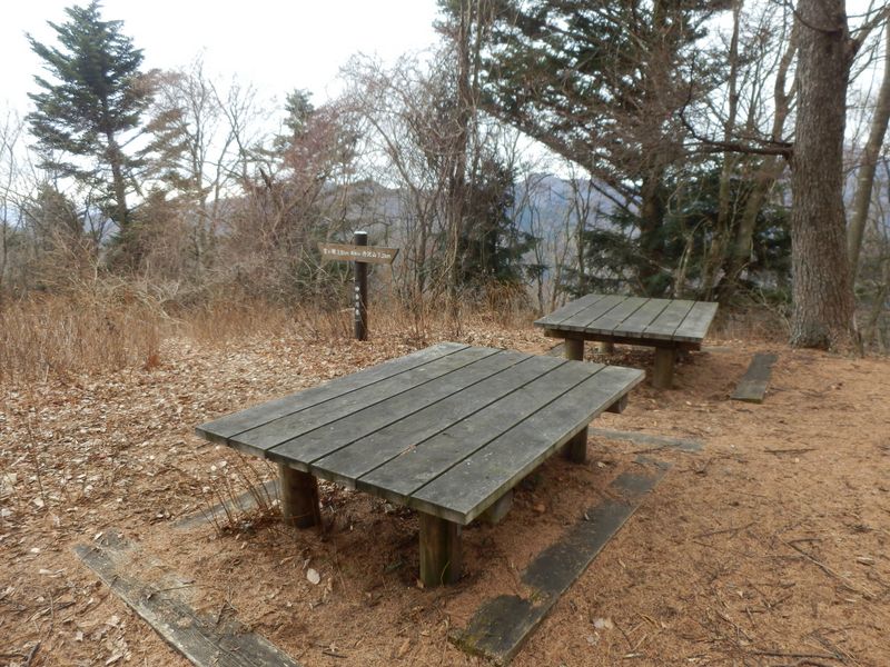 高畑山頂で腹ごしらえ