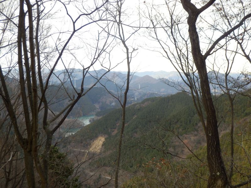 宮ヶ瀬尾、石老山などを望む