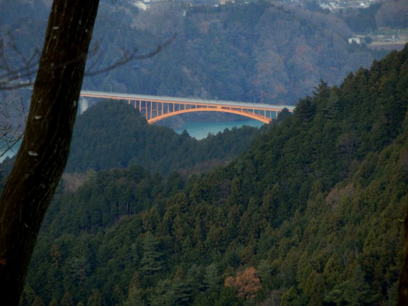 宮ヶ瀬虹の大橋にズームイン