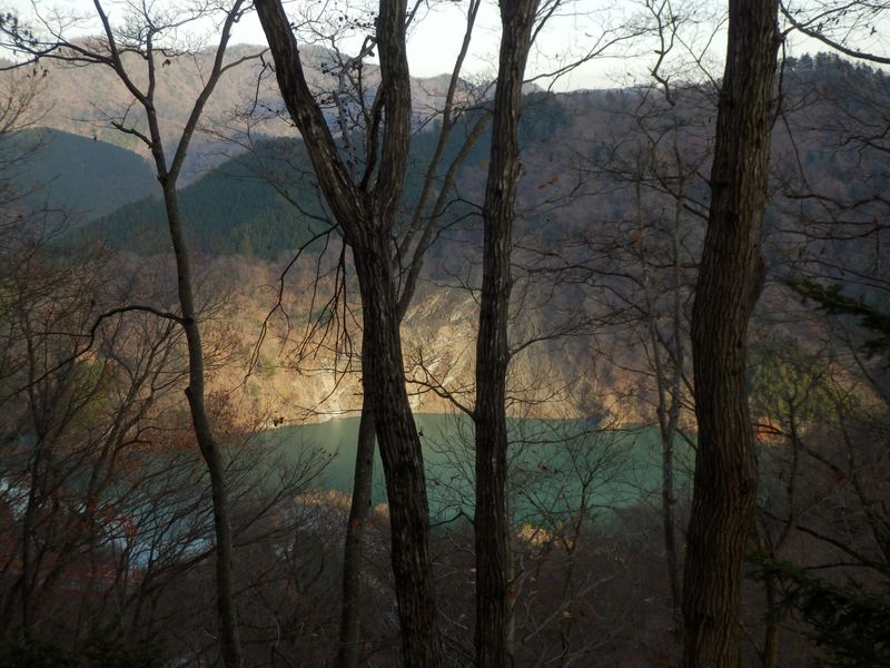 宮ヶ瀬尾根と、宮ヶ瀬湖（中津川）