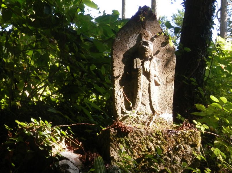 御前山 -- 石仏が登山の安全を祈ってくださるようだ
