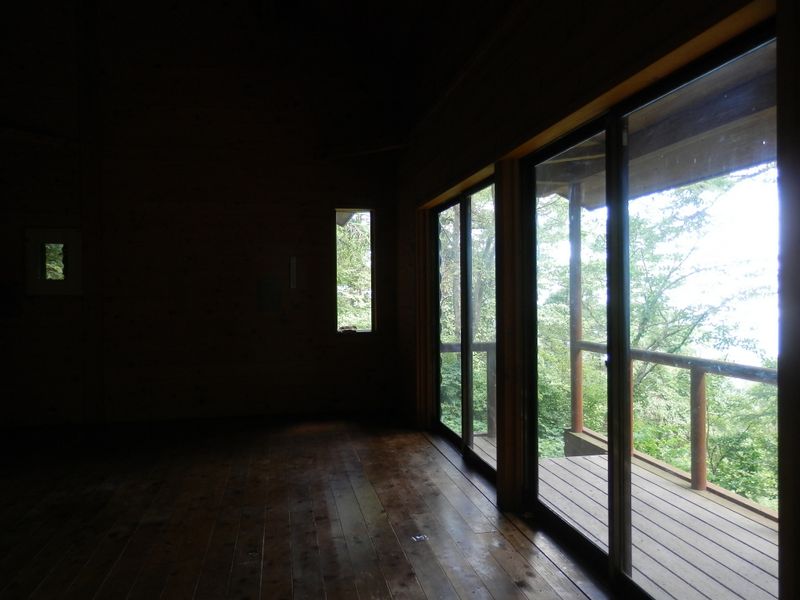 御前山 -- 避難小屋から外を見る