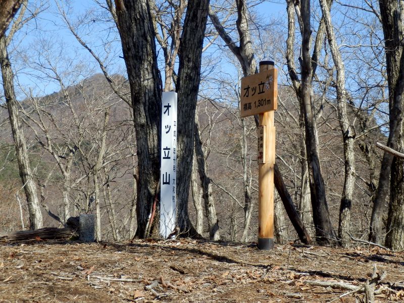 左に滝子山、右に浜立山