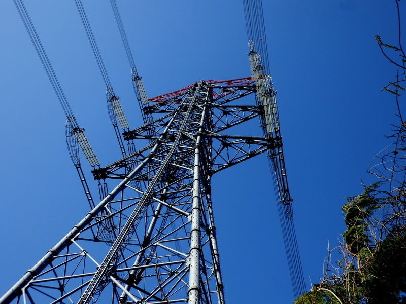 送電線が唸る