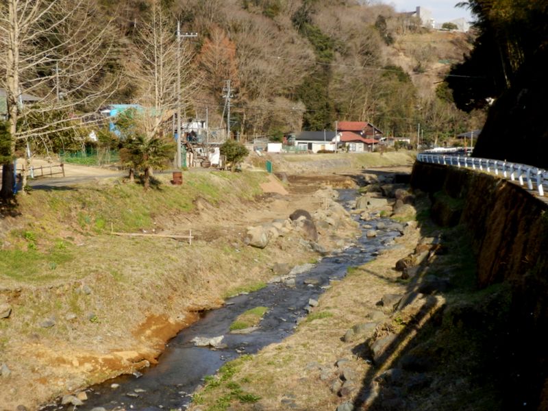 虫沢川沿いに下って