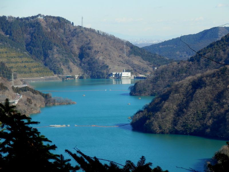宮ヶ瀬ダムを望む