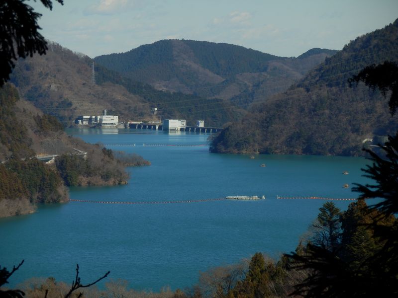 宮ヶ瀬ダムにズームイン