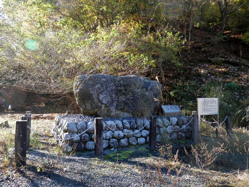 土山峠に移設された坐禅石