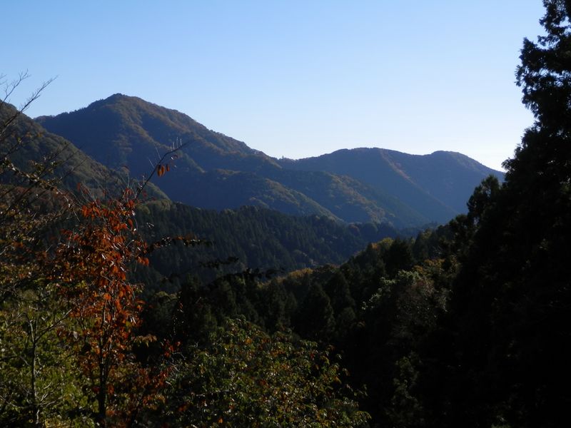 華厳山と高取山を望む