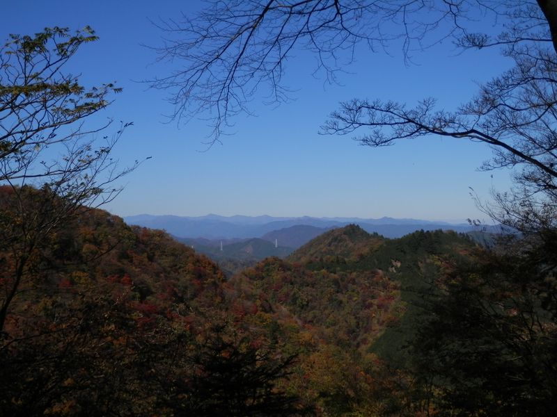奥多摩の山並みを望む