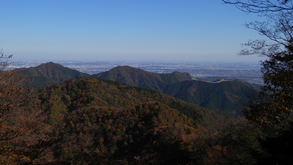 経ヶ岳の手前に辺室山、中央に華厳山、右奥に高取山の採石場