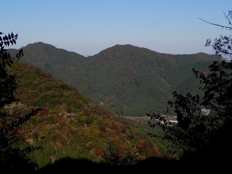 経ヶ岳と華厳山と高取山を望む