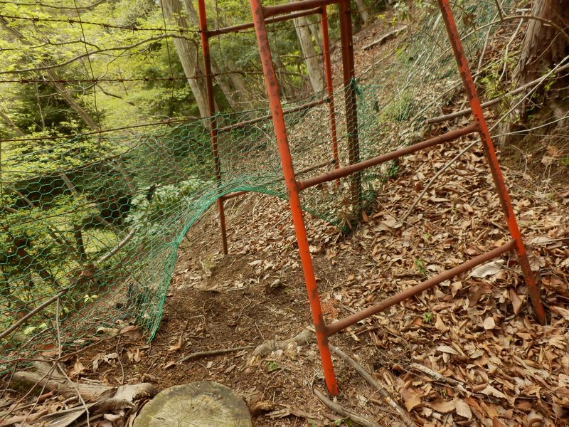 この脚立は危険