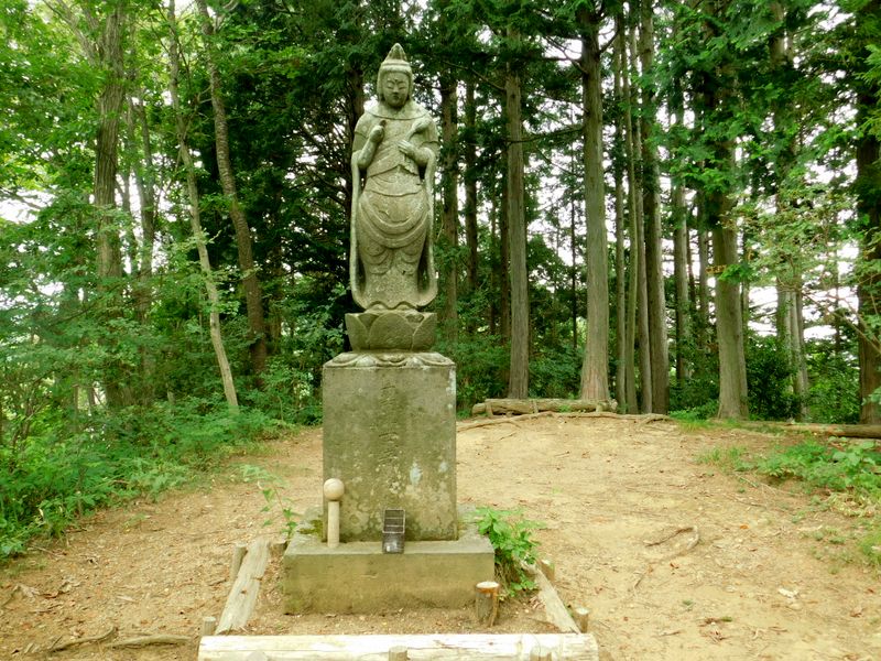 中沢山頂の聖観世音菩薩像