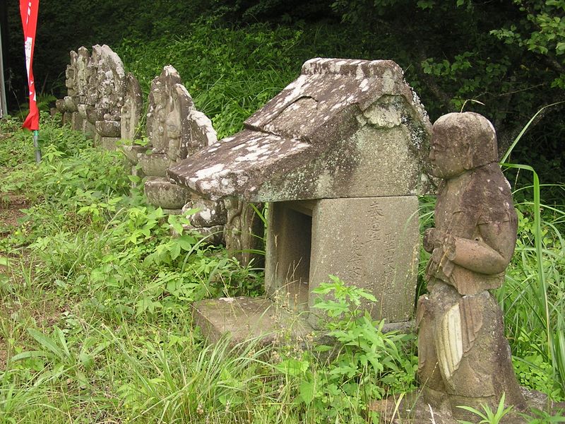 聖峰不動尊前の石仏たち