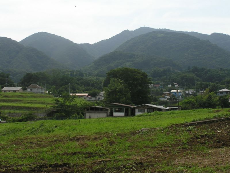 高取山（右上）の手前にふっくらと聖峰