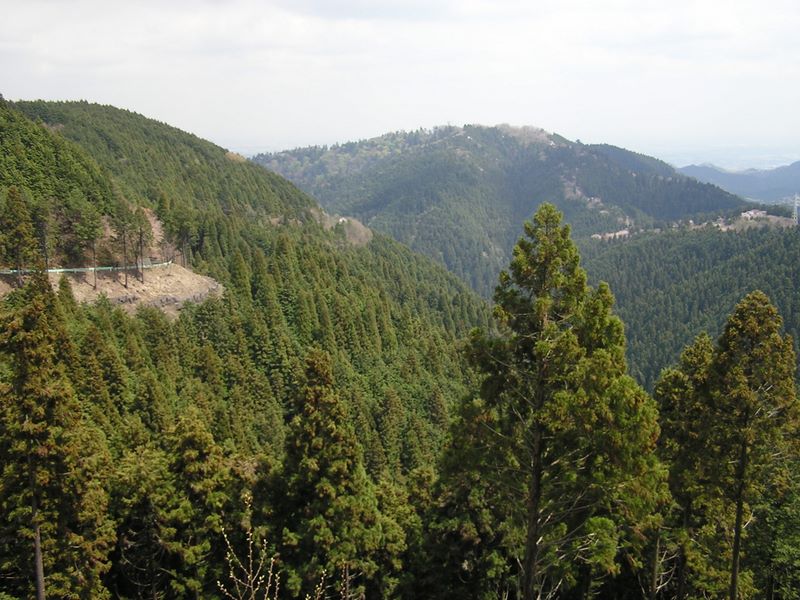 日影林道から城山 -- 城山から高尾山を望む