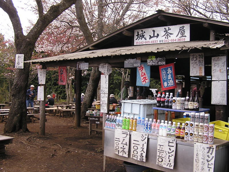 日影林道から城山 -- 城山茶屋をきれいに撮影するアングルを探してみた