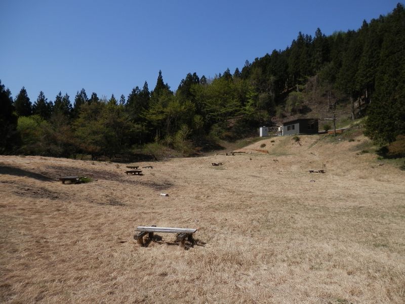 黍殻避難小屋下の広場