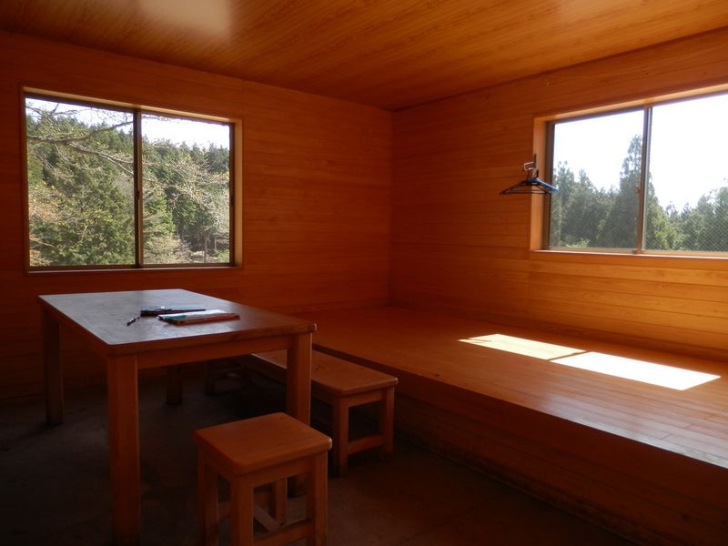 黍殻避難小屋の内部