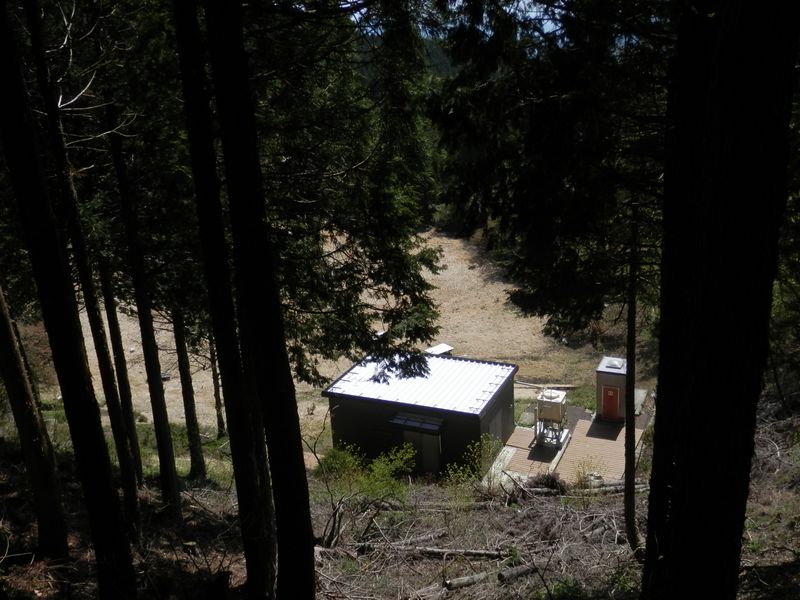 黍殻避難小屋の屋根で天水を集める