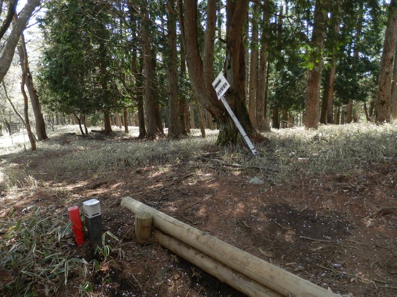 八丁坂の頭から来たら、ここで左折して榛ノ木丸へ