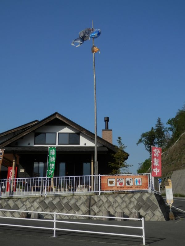 青根公民館前バス停でバスを待つ