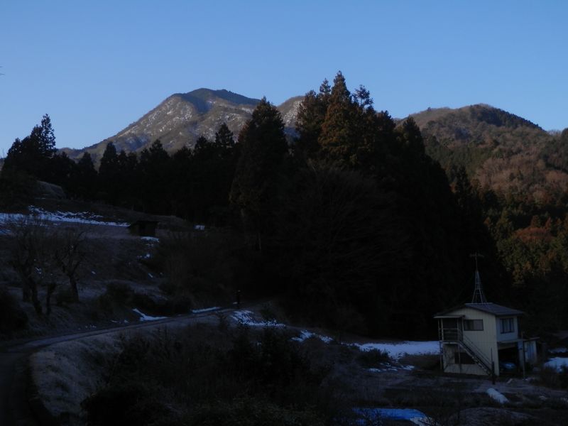 行く手の焼山を望む