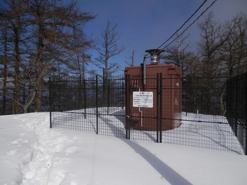 黍殻山頂の雨量計